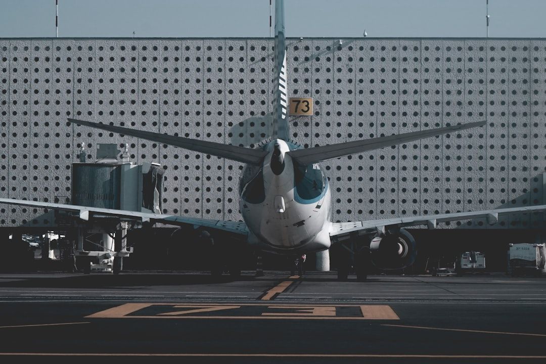 Baksidan av ett flygplan vid en flygplatsgate redo för avresa.