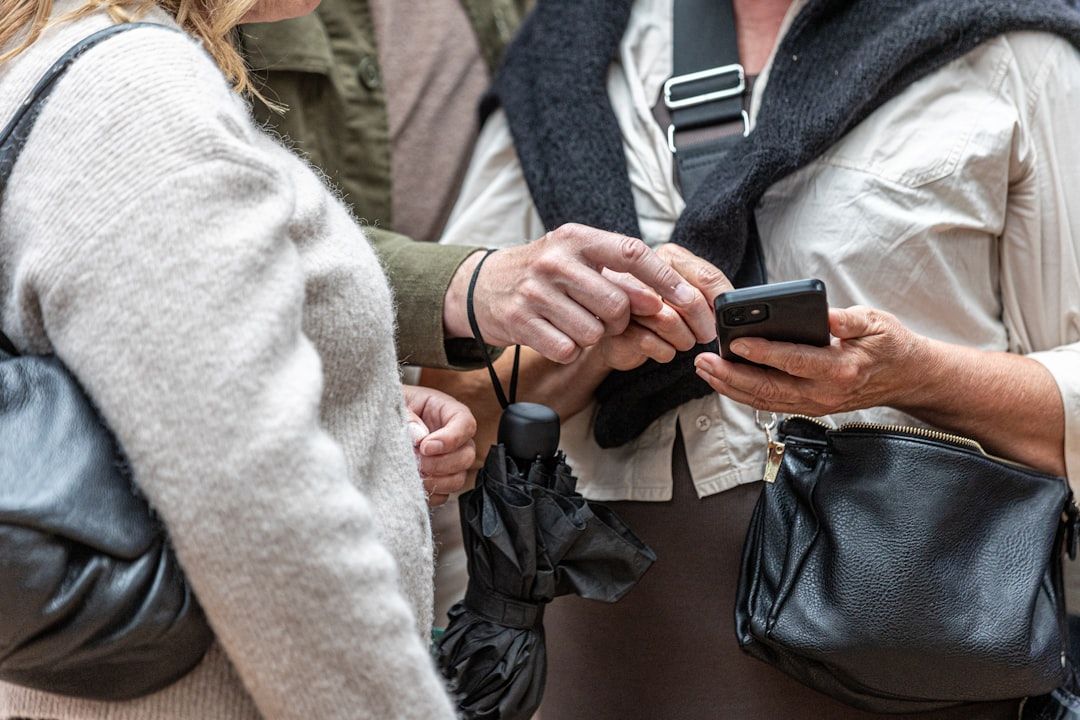 Vänner på resa tittar tillsammans på en mobilskärm.
