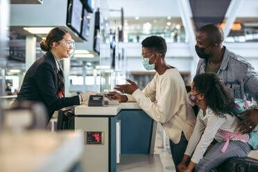Familj får hjälp vid en bemannad flygplatsdisk