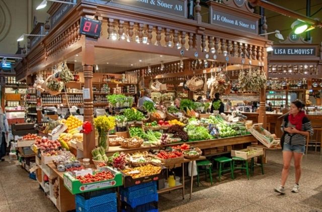 Färgstarkt grönsaksstånd på en europeisk saluhall med många färska råvaror